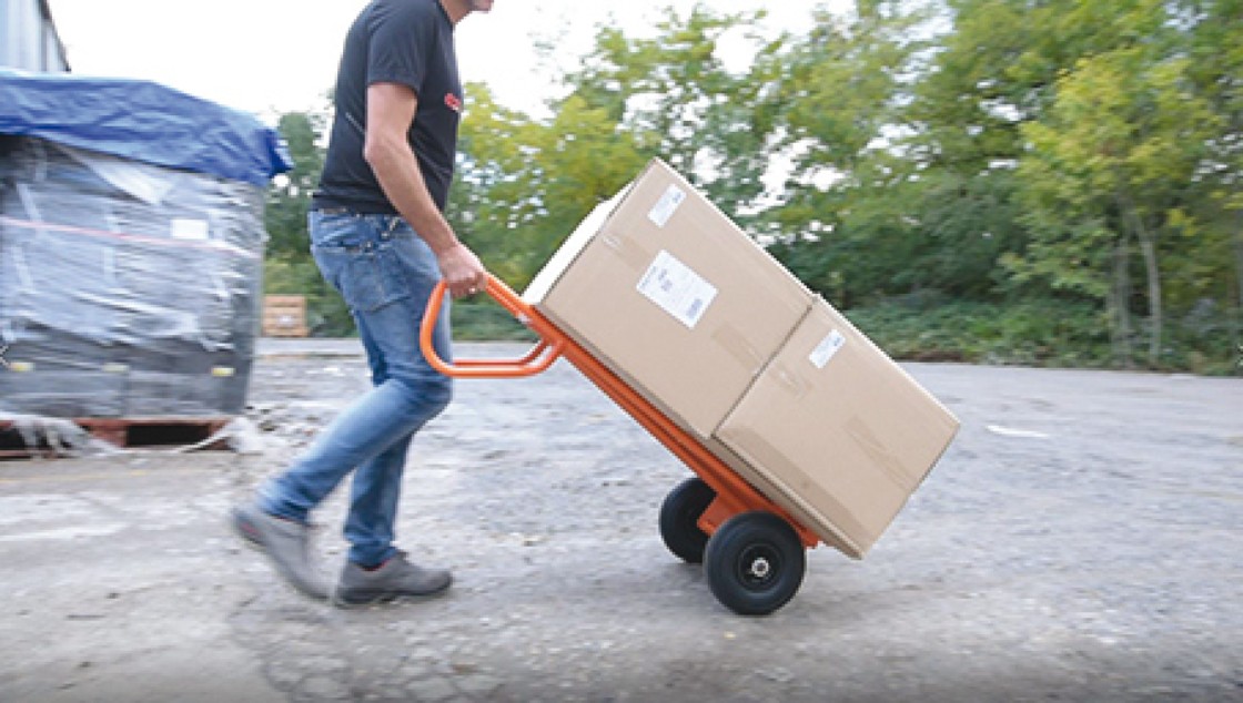 Livrator care transporta pachete cu Axis, liza profesională ultra-robustă de la Mondelin