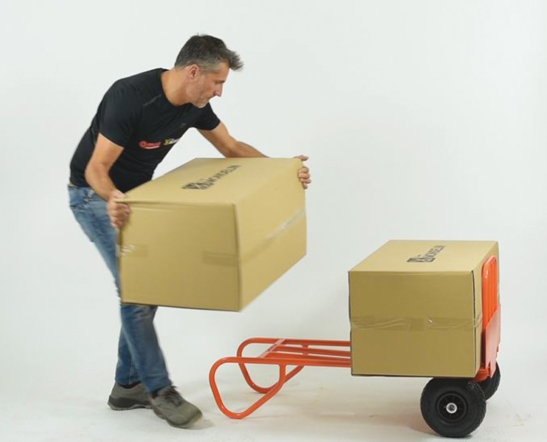 Livrator care transporta pachete cu Axis, liza profesională ultra-robustă de la Mondelin