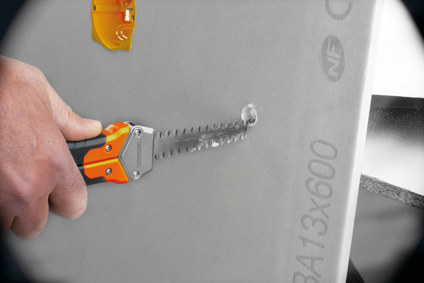 Fierăstrău pentru gips-carton cu lamă retractabilă 02